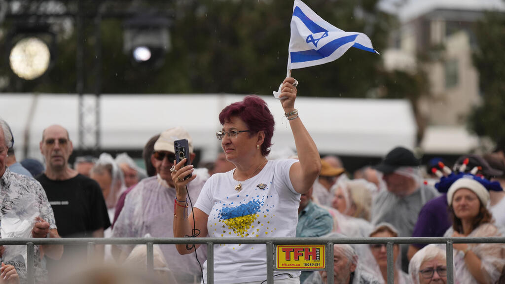 Минута молчания на пляже Бонди в Сиднее (Фото: AP Photo/Mark Baker) אוסטרליה סידני טקס בונדיי ביץ' שבוע ל פיגוע