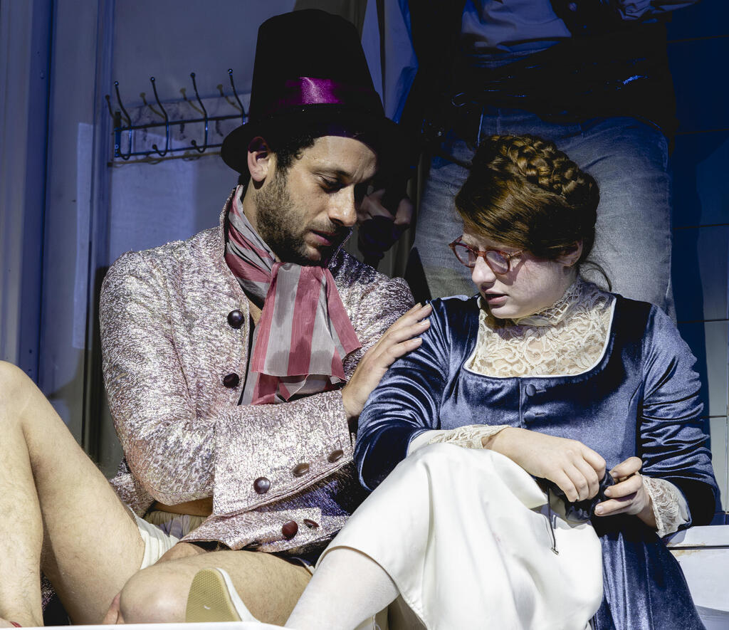 Ариэль Бронз и Нета Рот в спектакле "Души" 