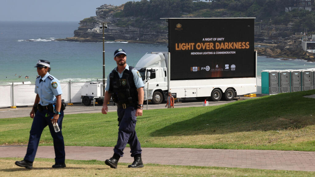 Полиция на пляже Бонди в Сиднее (Фото: REUTERS/Hollie Adams) אוסטרליה סידני טקס זיכרון בונדיי ביץ' שבוע ל פיגוע
