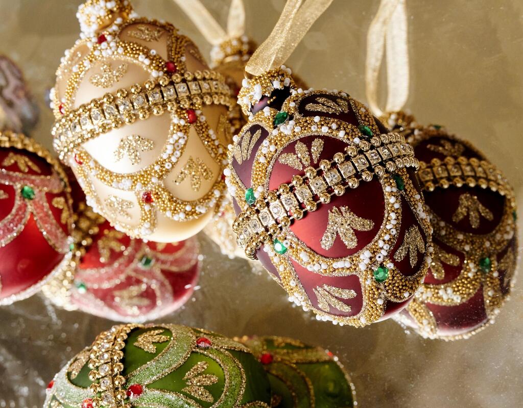 Елочные игрушки в виде яиц Фаберже (Фото: студия "Исрадон") Яйца Фаберже