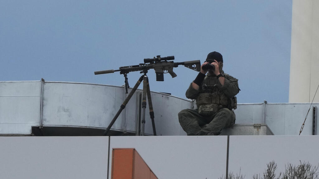 Снайпер наблюдает за церемонией в Сиднее (Фото: AP Photo/Mark Baker) אוסטרליה סידני טקס זיכרון בונדיי ביץ' שבוע ל פיגוע אבטחה כבדה