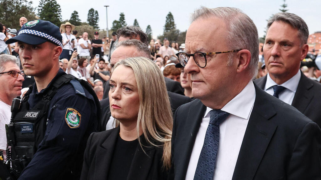 Prime Minister Anthony Albanese and his wife at a ceremony to honor the victims of the attack at Bondi beach (Photo: David Gray / AFP) ראש ממשלת אוסטרליה אנתוני אלבניזי עם אשתו מגיע ל טקס בונדיי ביץ' שבוע ל פיגוע סידני