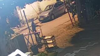 ילד ערבי מכבה חנוכייה ברמלה‏