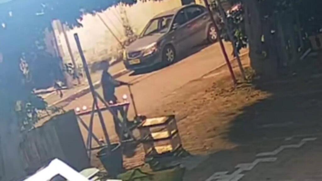 ילד ערבי מכבה חנוכייה ברמלה‏