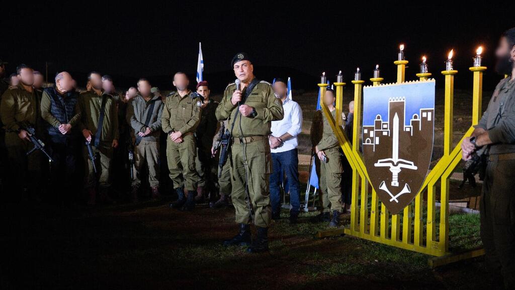 IDF Chief of Staff Lt. Gen. Eyal Zamir with soldiers from the Hasmonean 'Brigade' (Photo: IDF) הרמטכ"ל אייל זמיר מדליק נרות חנוכה עם חיילים מיחידת החשמונאים