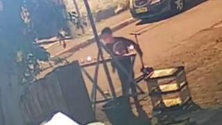 ילד ערבי מכבה חנוכייה ברמלה‏