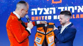 בר קופרשטיין בטקס לצד אלי ביר