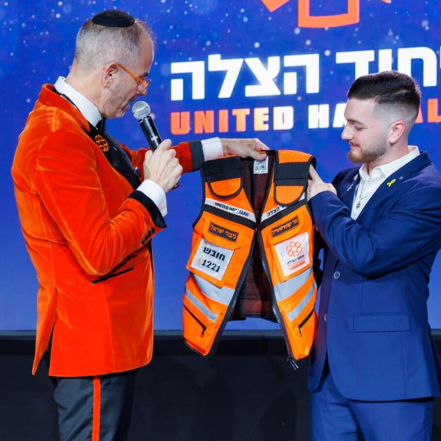 בר קופרשטיין בטקס לצד אלי ביר