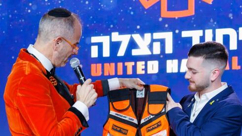 בר קופרשטיין בטקס לצד אלי ביר