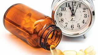 בבוקר או בערב, עם הארוחה או הרחק ממנה. מדריך לטיימינג הנכון לנטילת תוספי תזונה