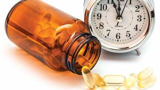 בבוקר או בערב, עם הארוחה או הרחק ממנה. מדריך לטיימינג הנכון לנטילת תוספי תזונה