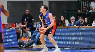 ספנסר וייס מתכונן לזריקה