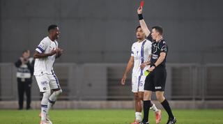 אביב קליין מוציא כרטיס אדום למוחמד עלי קמארה