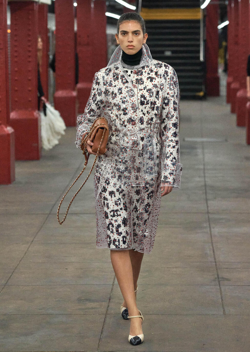 סאן מזרחי בתצוגת אופנה של שאנל ברכבת התחתית בניו יורק, 2025