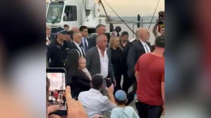 Энтони Альбанезе на церемонии (Фото: сеть X) בטקס זיכרון לטבח בסידני: קריאות בוז ו"בושה!" לרה"מ אלבניזי