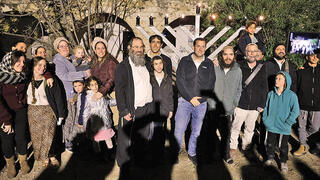 גרעין שא־נור מדליק נר שמיני של חנוכה, אמש