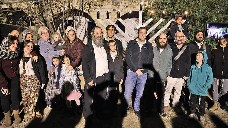 גרעין שא־נור מדליק נר שמיני של חנוכה, אמש