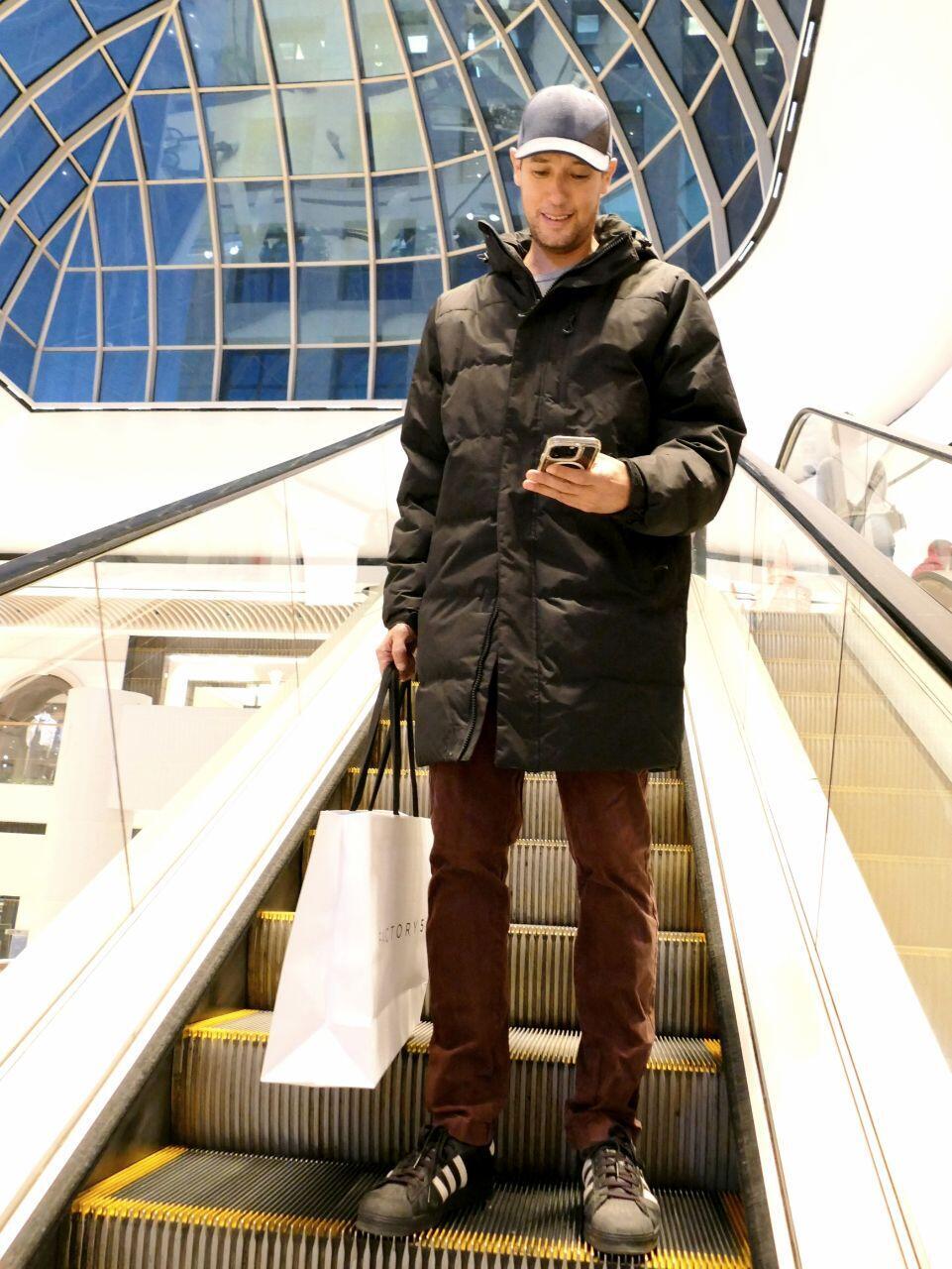 מה יש בשקית? (צילום: אמיר מאירי) דודי בלסר פפראצי