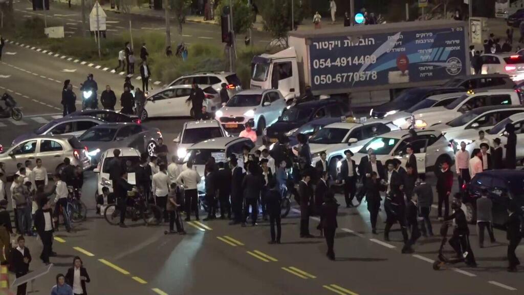חרדים חוסמים את כביש 4