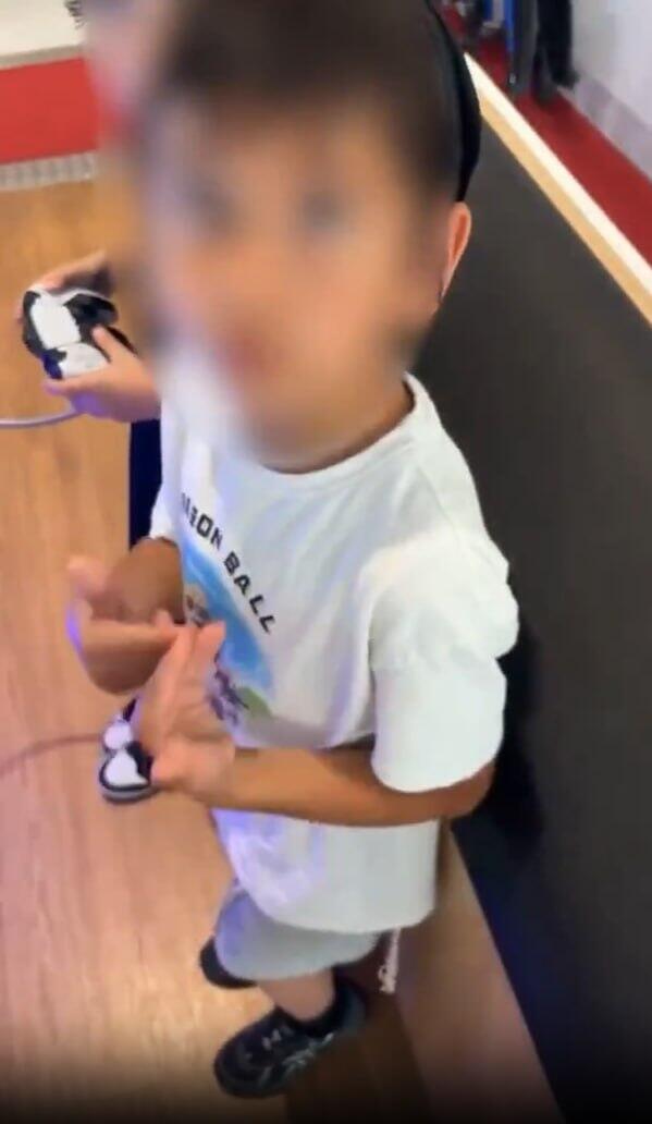 British man verbally assaulting two Orthodox Jewish boys at a PlayStation station in Charles de Gaulle Airport בריטי מטריד ילדים יהודים בנמל התעופה שארל דה גול