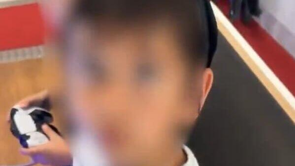 בריטי מטריד ילדים יהודים בנמל התעופה שארל דה גול