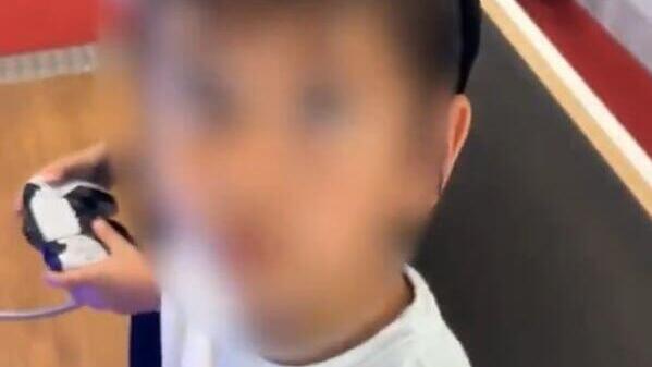 בריטי מטריד ילדים יהודים בנמל התעופה שארל דה גול