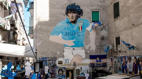 גרפיטי של מראדונה, גיבור העיר