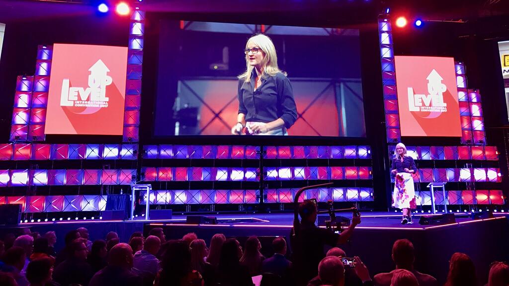 מל רובינס במהלך הרצאה