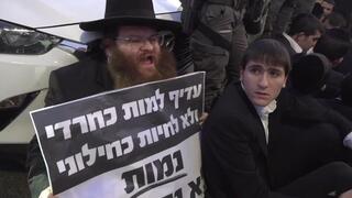 חרדים חוסמים את כביש 4