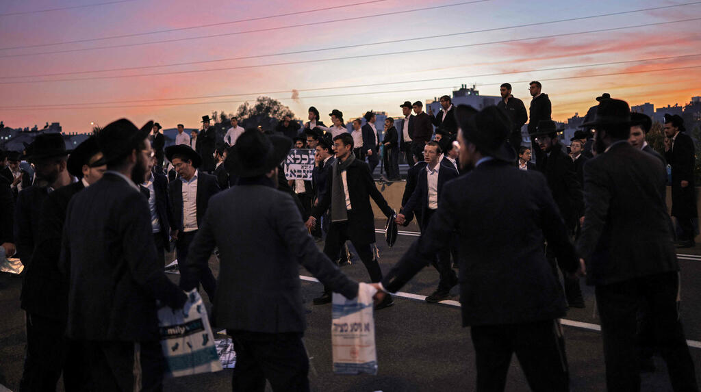 חסימות ועומסי תנועה בכביש 4: חרדים קיצוניים שוב מוחים על חוק הפטור מגיוס
