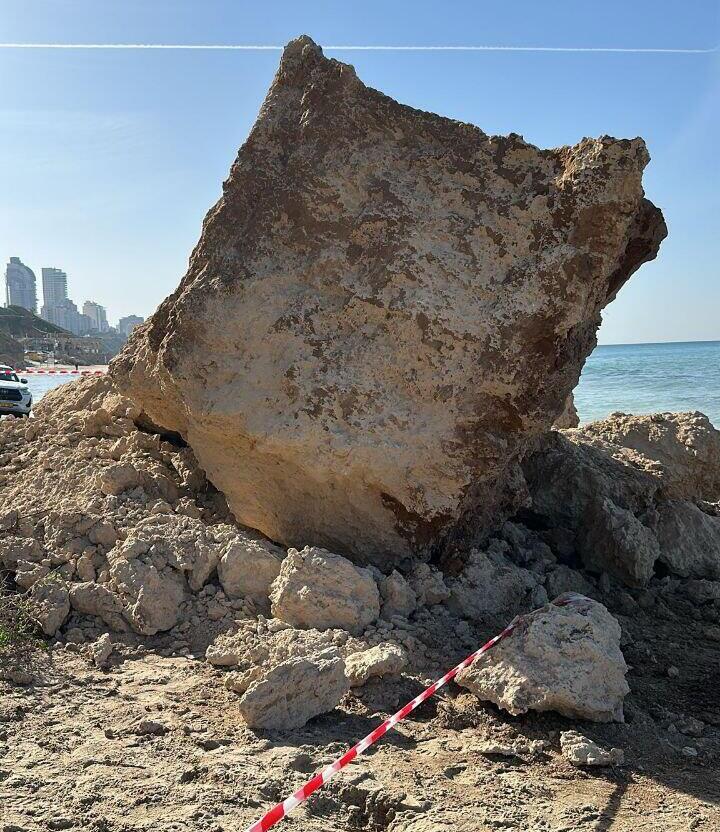 קריסה של מצוק הכורכר בחוף הים