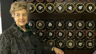 רות ברון משמאל ליד דגם של מכונת פענוח של האניגמה