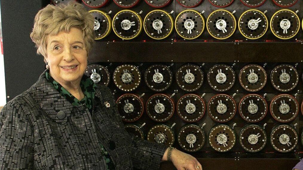 רות ברון משמאל ליד דגם של מכונת פענוח של האניגמה