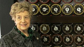 רות ברון משמאל ליד דגם של מכונת פענוח של האניגמה