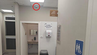 מצלמות האבטחה סמוך לשירותי הנשים