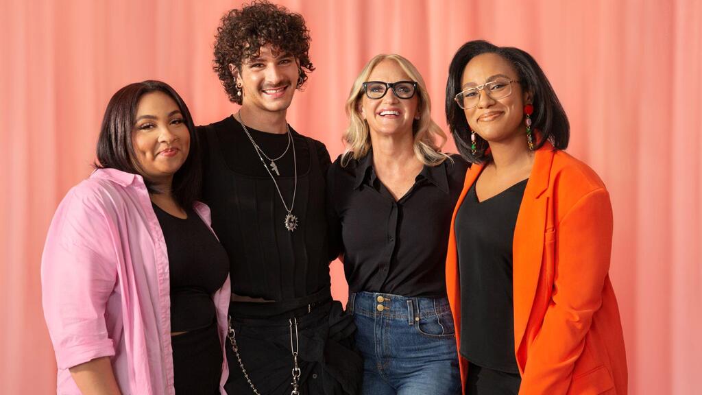 מל רובינס (שנייה מימין)