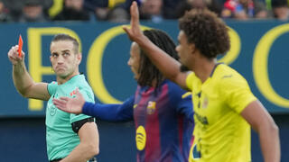 השופט שולף את האדום לווייגה