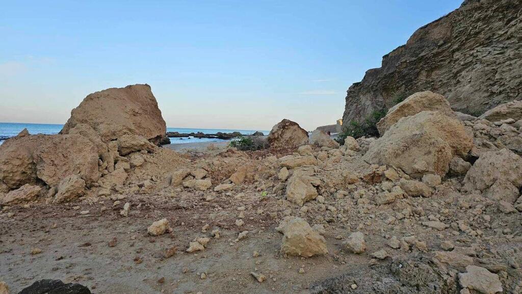 קריסה של מצוק הכורכר בחוף הים