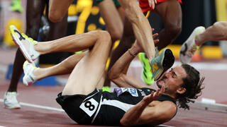 ישר לפנים: גו'רדי בימיש הניו זילנדי מרגיש את נחת רגלו של ז'אן-סימון דזגאן  הקנדי ב-3,000 מ' מכשולים באליפות העולם לאתלטיקה בטוקיו