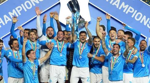 ג'ובאני די לורנצו מניף את גביע הסופר קאפ
