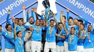 ג'ובאני די לורנצו מניף את גביע הסופר קאפ