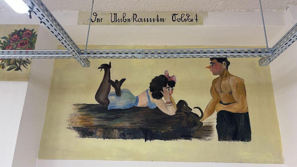 כנראה חלק מהציורים היו מהתקופה שהמקום שימש מועדון לקצינים נאצים