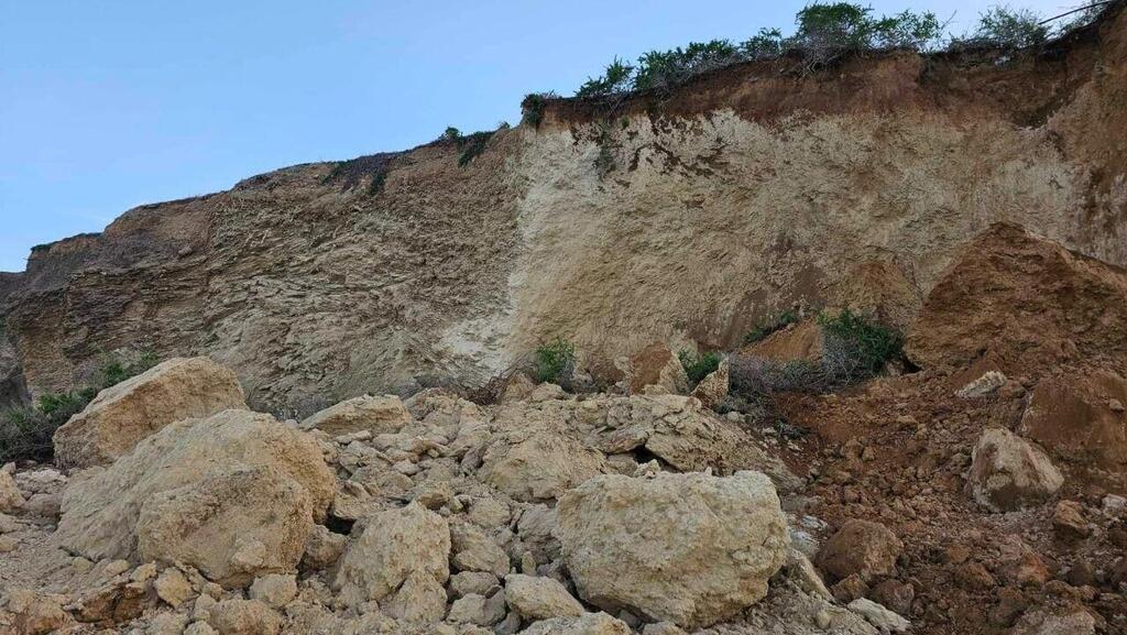 קריסה של מצוק הכורכר בחוף הים