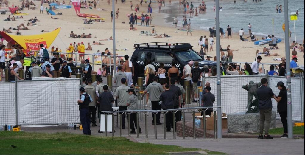 Australian security forces gather at Bondi Beach 