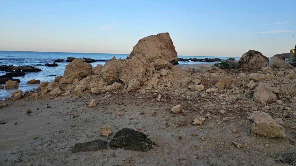 קריסה של מצוק הכורכר בחוף הים