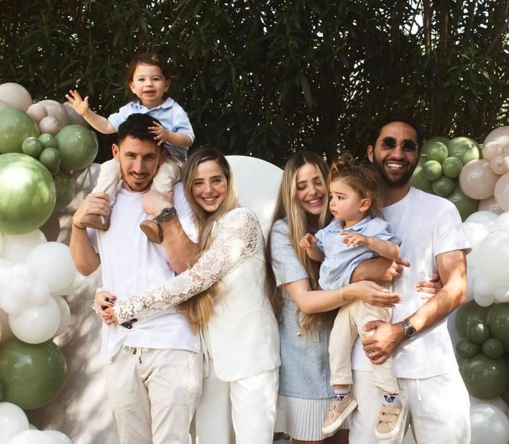 ישנות טוב בלילה? נוי והדר עם בני הזוג והילדים
(צילום מסך, אינסטגרם) נוי והדר קרקו