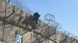 שב"חים נכנסים דרך פרצות בדאחייה