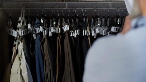 ארון עם בגדים משומשים