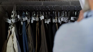 ארון עם בגדים משומשים