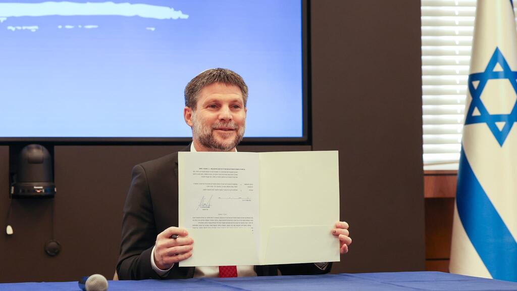 Смотрич снизил порог налоговых льгот на заказы из-за границы (Фото: пресс-служба минфина) שר האוצר סמוטריץ חותם על צו פטור ממע"מ על חבילות